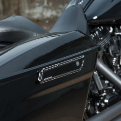 PartzBiz HD 03-585 - Arlen Ness สีดำ Beveled Cut Saddlebag Latch ครอบคลุม Harley Touring 2014-2017 FL