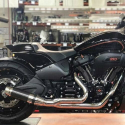 PartzBiz HD 640Z-32-A - D&D Bob Cat ปลอกท่อไอเสียอะลูมิเนียมขัดเงาโครเมียม 2:1 Harley Softail 18+ PartzBiz HD 640Z-32-A - D&D Bob Cat ปลอกท่อไอเสียอะลูมิเนียมขัดเงาโครเมียม 2:1 Harley Softail 18+