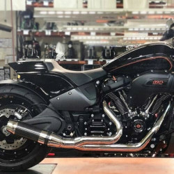 PartzBiz HD 640Z-32-B - D&D Bob Cat 2:1 ท่อไอเสียเต็มโครเมียม ปลอกผ้าซาตินสีดำ Harley Softail 18+ PartzBiz HD 640Z-32-B - D&D Bob Cat 2:1 ท่อไอเสียเต็มโครเมียม ปลอกผ้าซาตินสีดำ Harley Softail 18+