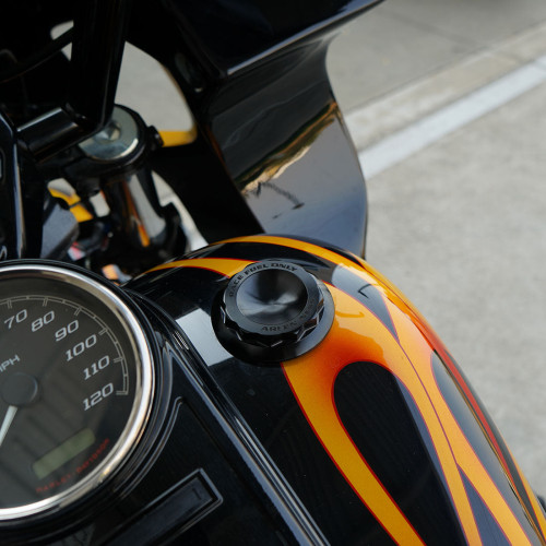 PartzBiz HD: 3476010-Arlen Ness สีดำ 12 จุด Billet สกรูใน Vented Gas Cap Harley Big Twin XL 96+
