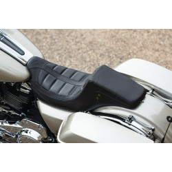 PartzBiz HD 75239AB - Mustang Squareback เบาะนั่งแบบชิ้นเดียวเหน็บและม้วนสีดำสีแดง Harley Touring 2008+ PartzBiz HD 75239AB - Mustang Squareback เบาะนั่งแบบชิ้นเดียวเหน็บและม้วนสีดำสีแดง Harley Touring 2008+