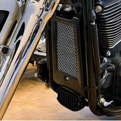 PartzBiz HD KWS-02-0616-B - Klock Werks ฝาครอบออยคูลเลอร์ Accent Black Mesh Harley Softail 2018+ M8 PartzBiz HD KWS-02-0616-B - Klock Werks ฝาครอบออยคูลเลอร์ Accent Black Mesh Harley Softail 2018+ M8