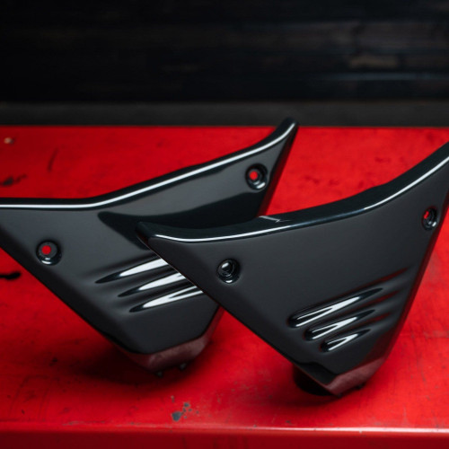 PartzBiz HD: 4424504-Arlen Ness 03-601 ฝาครอบข้างแบบบานเกล็ดสีดำ Harley FXR 82-49 99-00