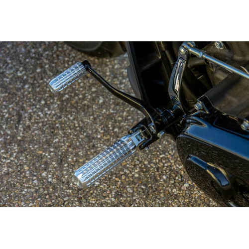 PartzBiz HD: 5500011-หมุดยึดผู้ขับขี่, AK 4.7, ผิวเคลือบเครื่องจักร, Softail M8 ตั้งแต่ปี 2018 + Sportster S